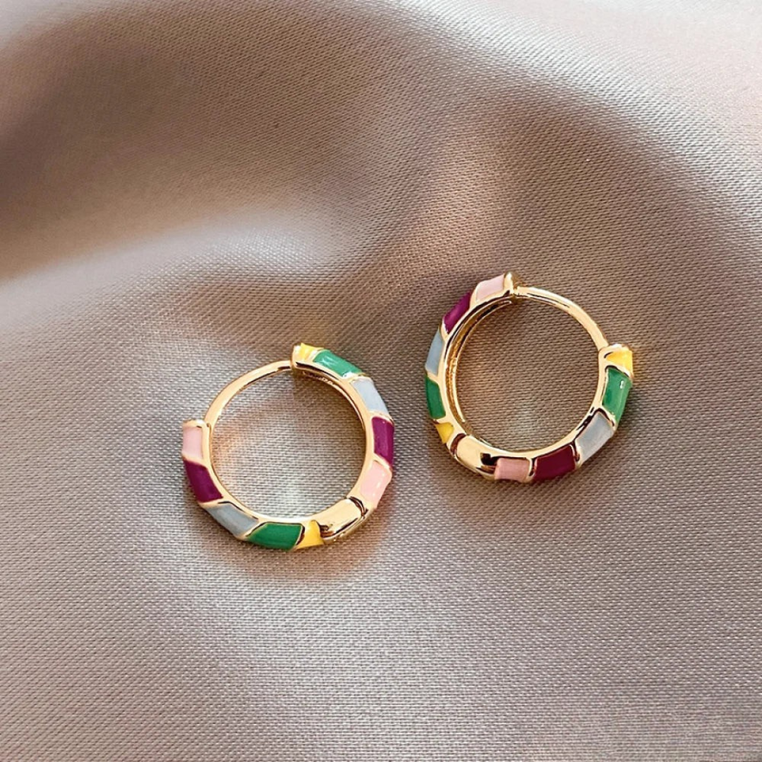 Elegante Ohrringe mit mehrfarbigem Emaille in Gold