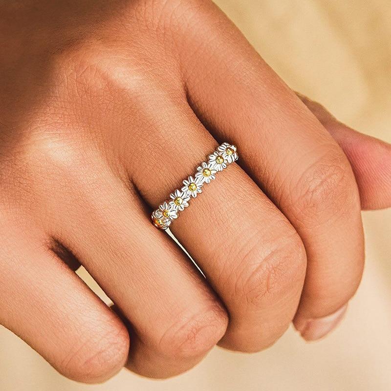 Bague en argent ajustable avec des marguerites en émail peint à la main