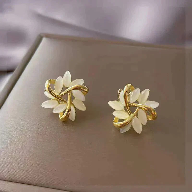 Ohrringe aus Gold mit weißem Opal