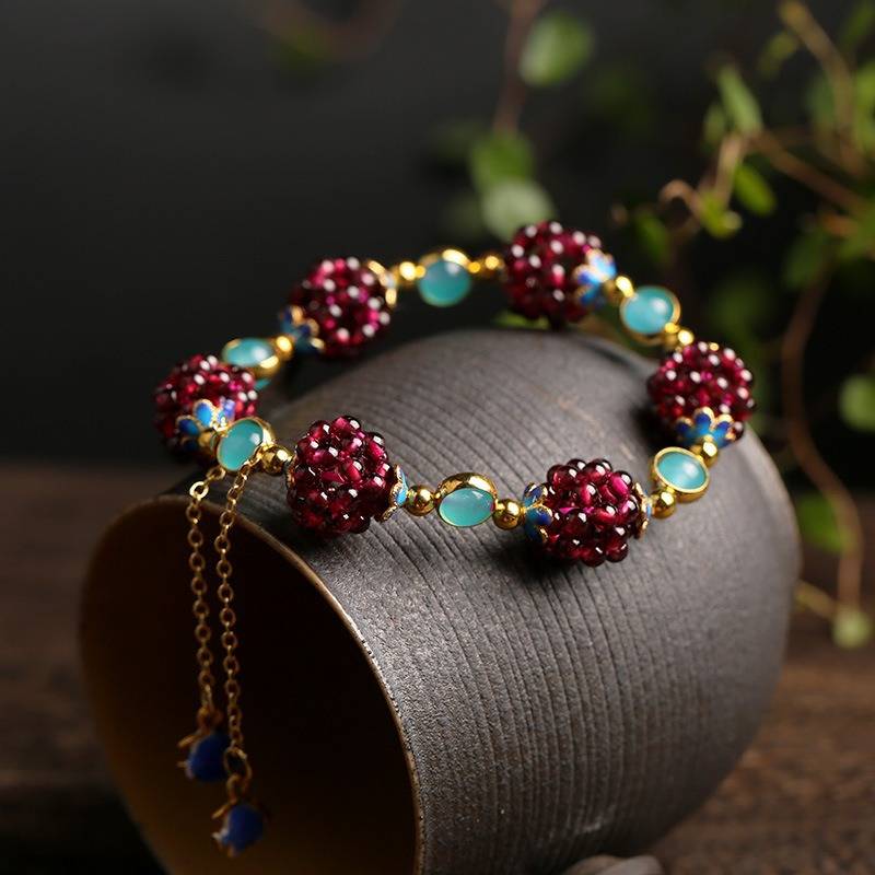 Armband aus Naturstein mit Beeren