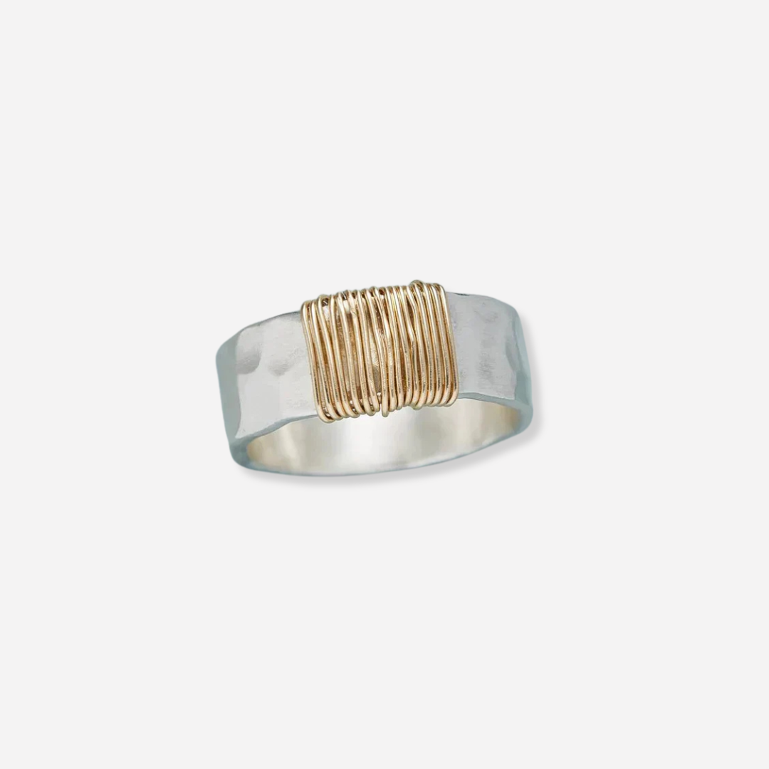 Ring im Vintage-Stil mit silberner und goldener Veredelung