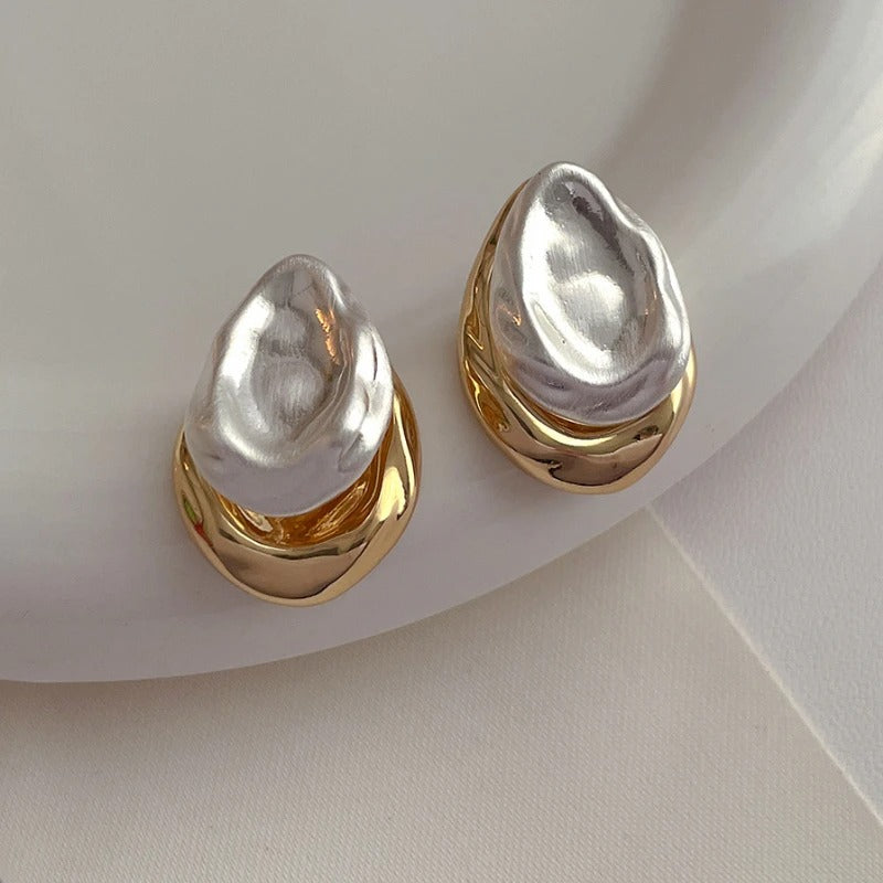 Boucles d'oreilles or 18K avec perle baroque gravée