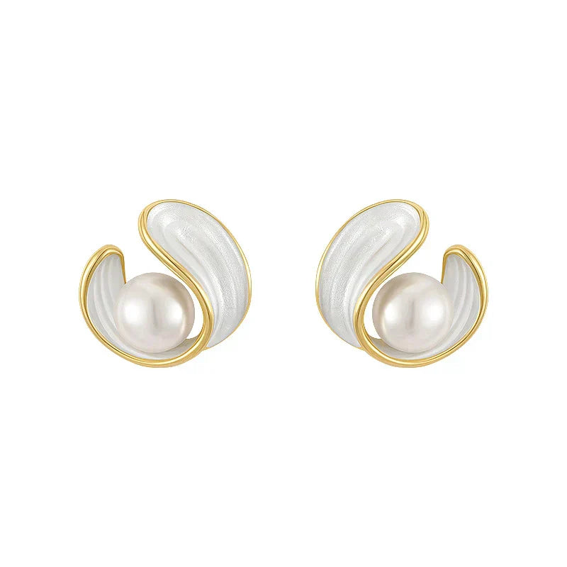 Ohrringe aus Gold mit weißem Opal und Perlen