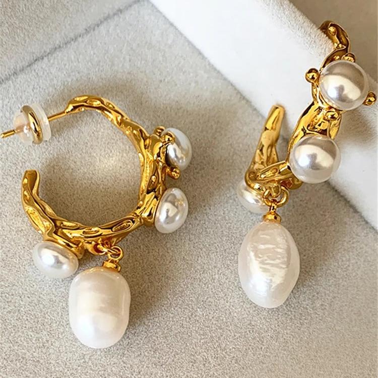 Boucles d'oreilles avec perle baroque, plaqué or 18 carats