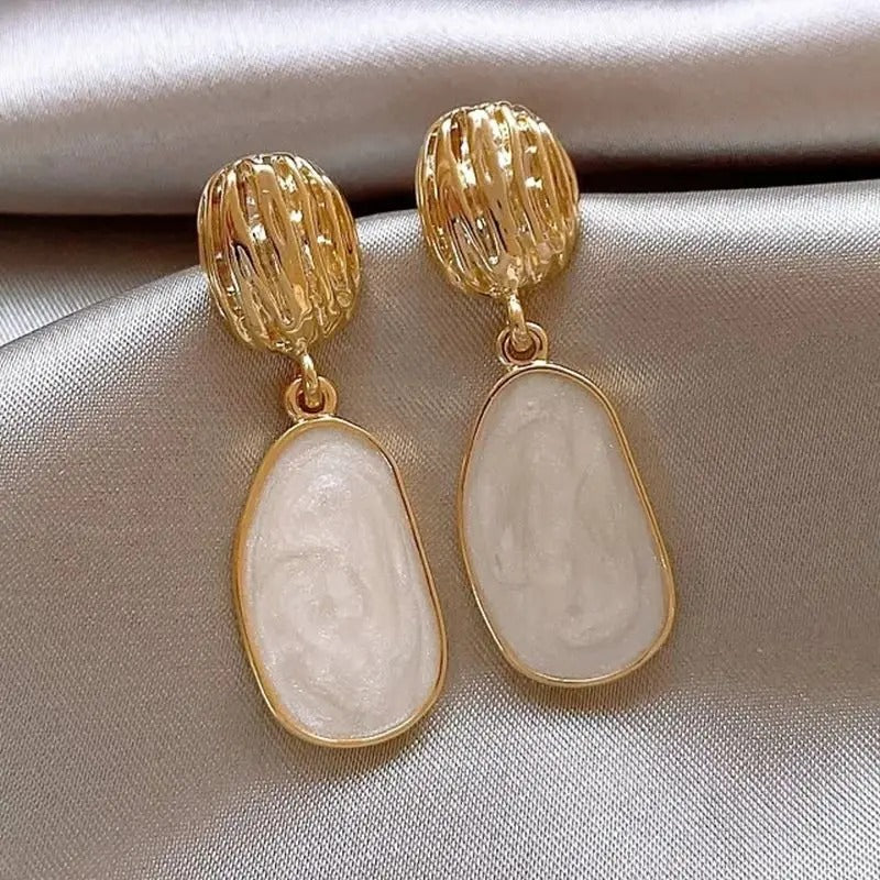 Boucles d'oreilles ovales avec plaqué or 18 carats et émail blanc