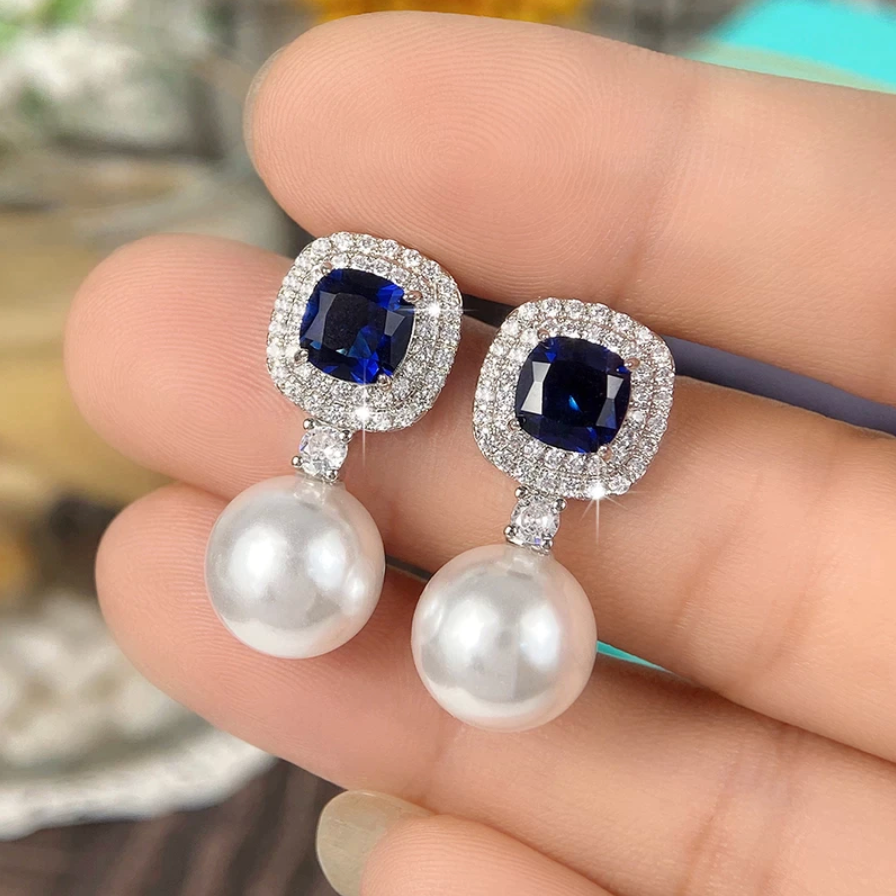 Boucles d'oreilles avec zircon cubique brillant et perles
