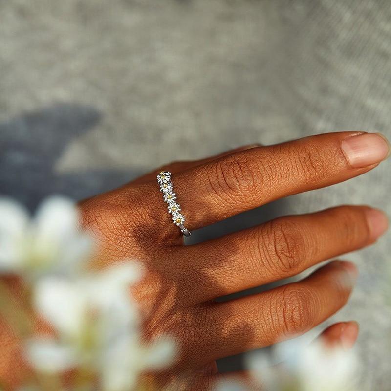 Bague en argent ajustable avec des marguerites en émail peint à la main