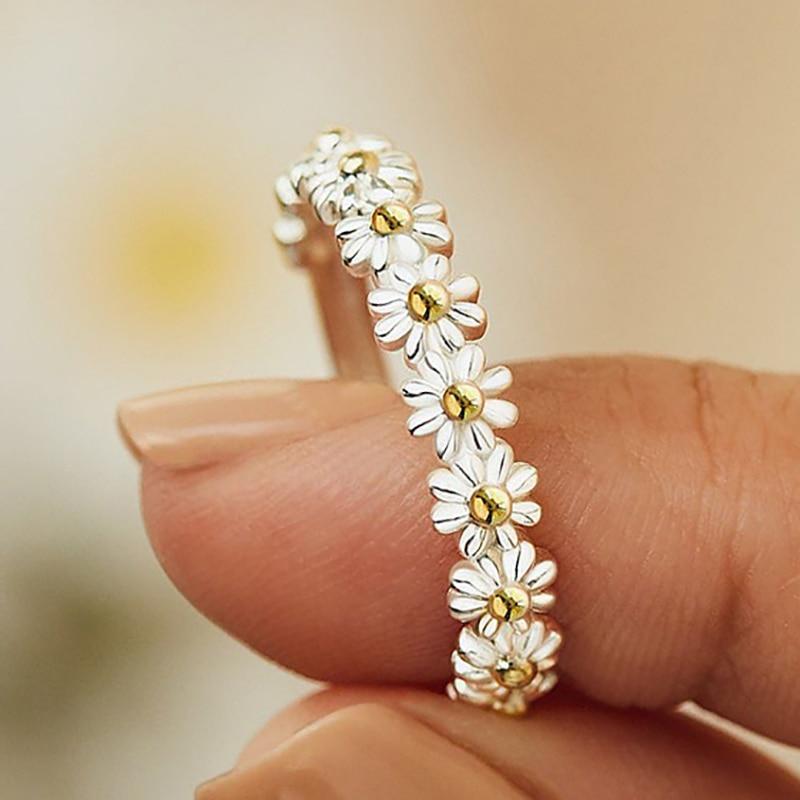 Bague en argent ajustable avec des marguerites en émail peint à la main