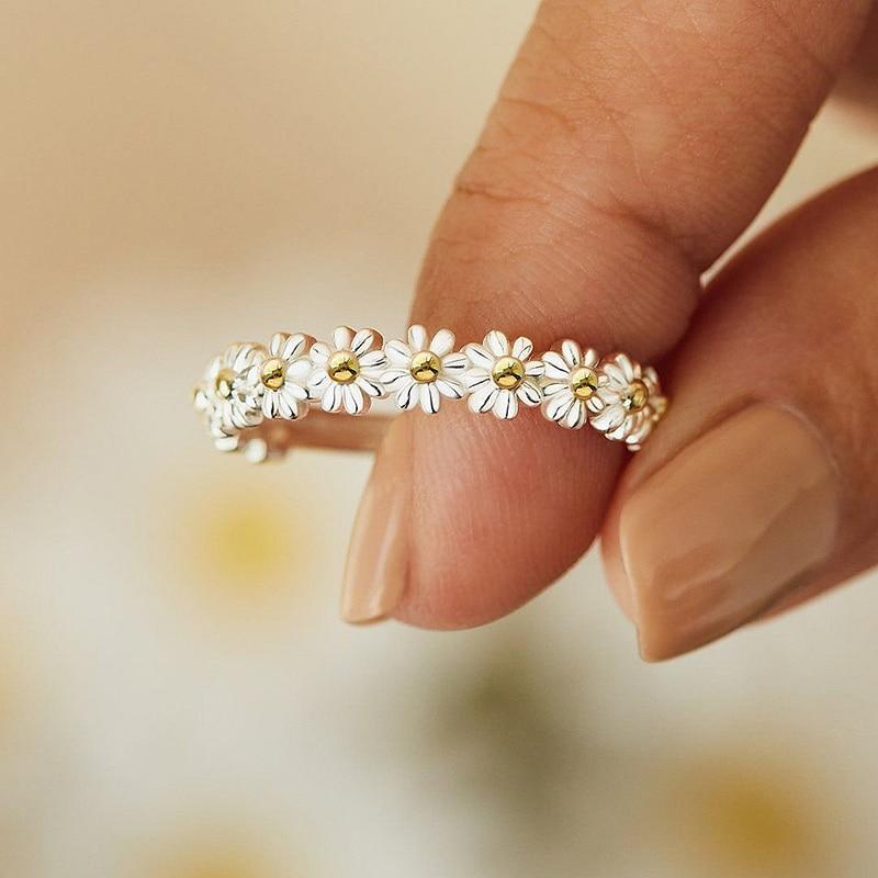 Bague en argent ajustable avec des marguerites en émail peint à la main