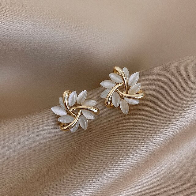 Boucles d'oreilles en opale blanche luxueuse en or